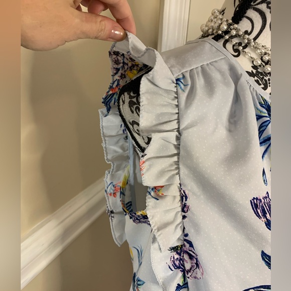 Kaari Blue Woman’s Floral Blouse, flutter sleeve, size Lg. - Picture 2 of 8